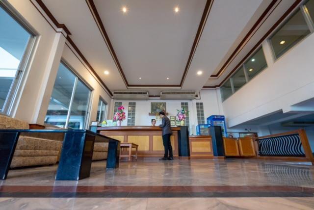 Golden House Service And Apartment 罗勇 外观 照片